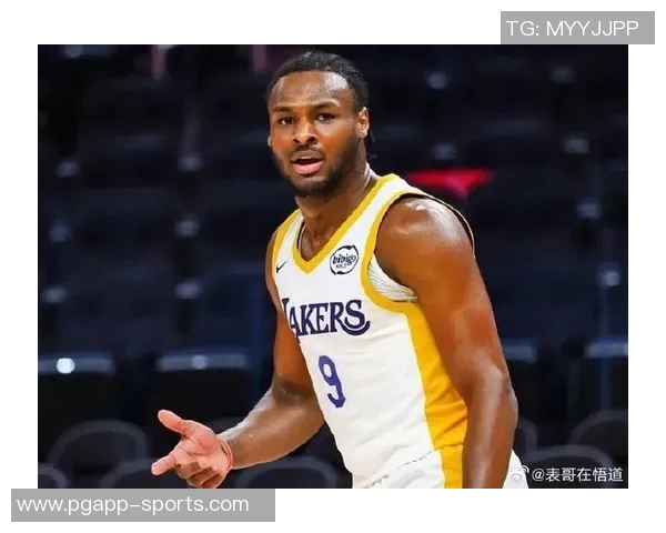 库里弧顶接球失去重心却依然精准命中布朗尼面前三分球 库里弧顶接球失去重心却依然精准命中布朗尼面前三分球